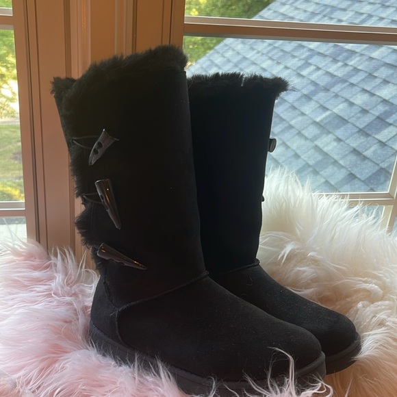 Like New Black Suede & Faux Fur White Mountain Boots - Picture 1 of 13